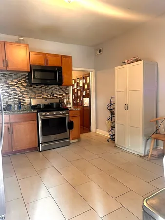 $1,950 | 1817 South Peoria Street, Unit 2, Chicago, IL 60608