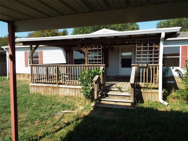 a view of a house with backyard and porch