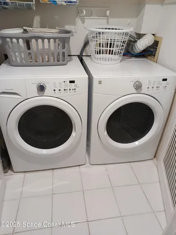 a view of a backyard with palm trees