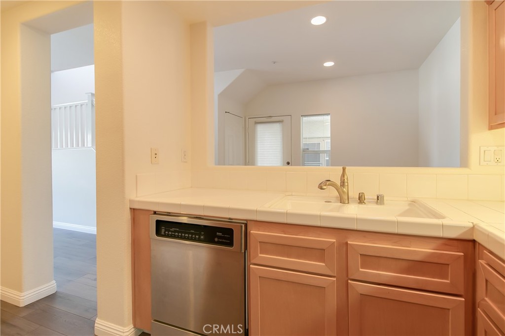 620 East Walnut Street Pasadena, CA 91101 - Photo 8 of 15 a bathroom with a sink and a mirror