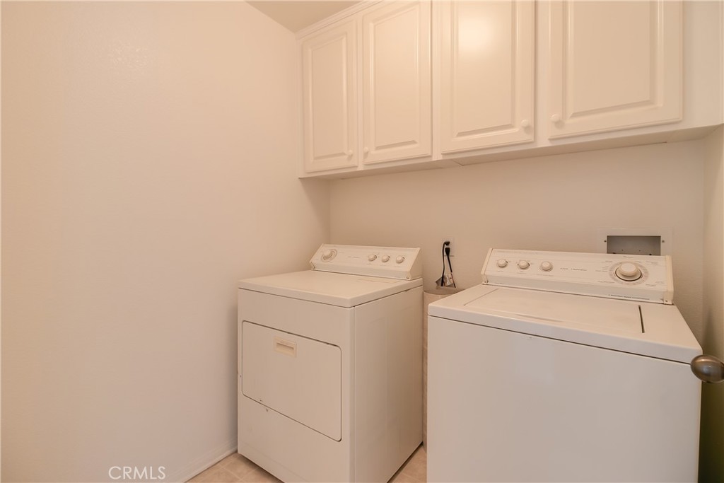 620 East Walnut Street Pasadena, CA 91101 - Photo 10 of 15 a utility room with dryer and washer