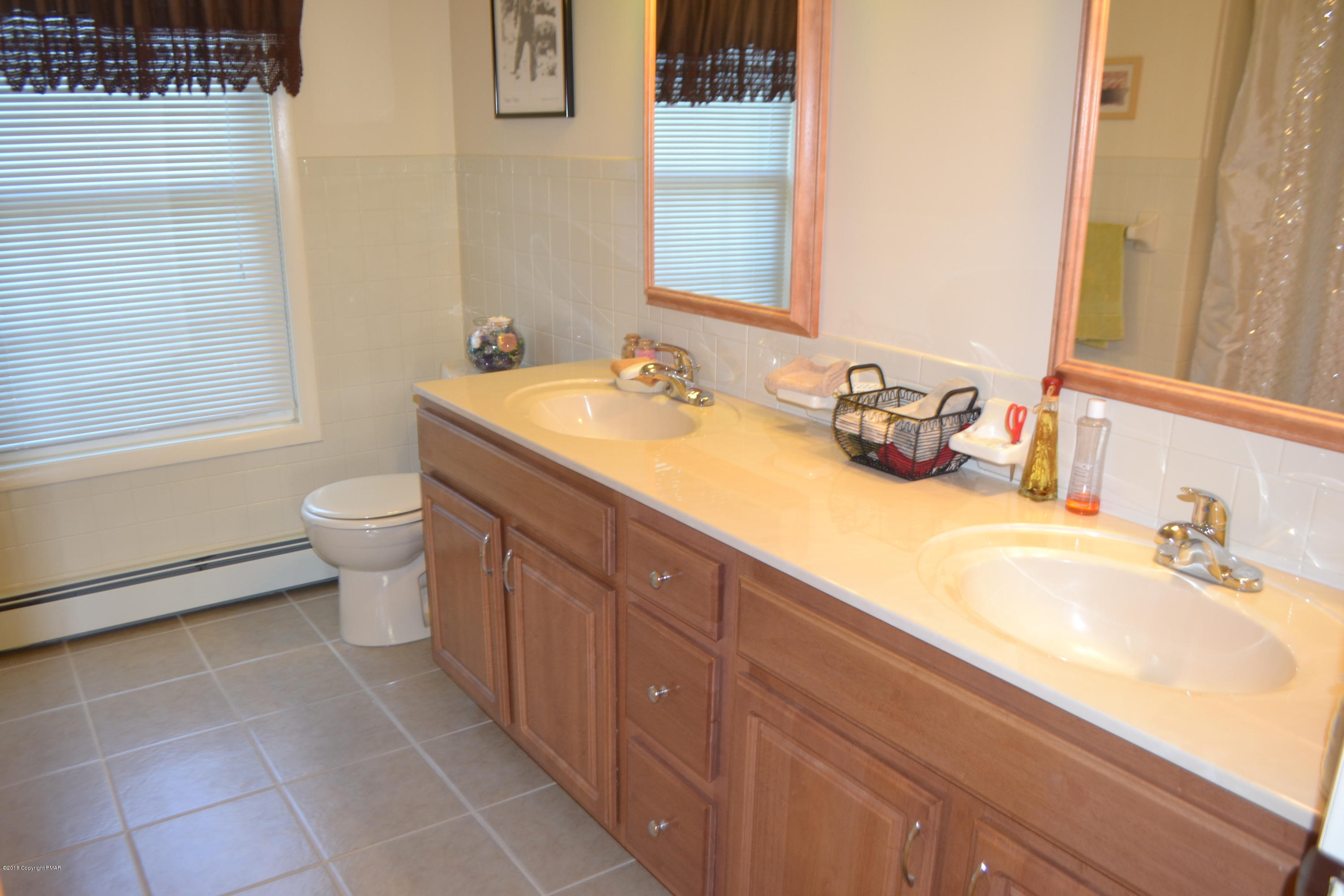 302 Norton Road Stroudsburg, PA 18360 - Photo 46 of 73 Main Bathroom