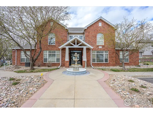 a view of multiple houses with a yard
