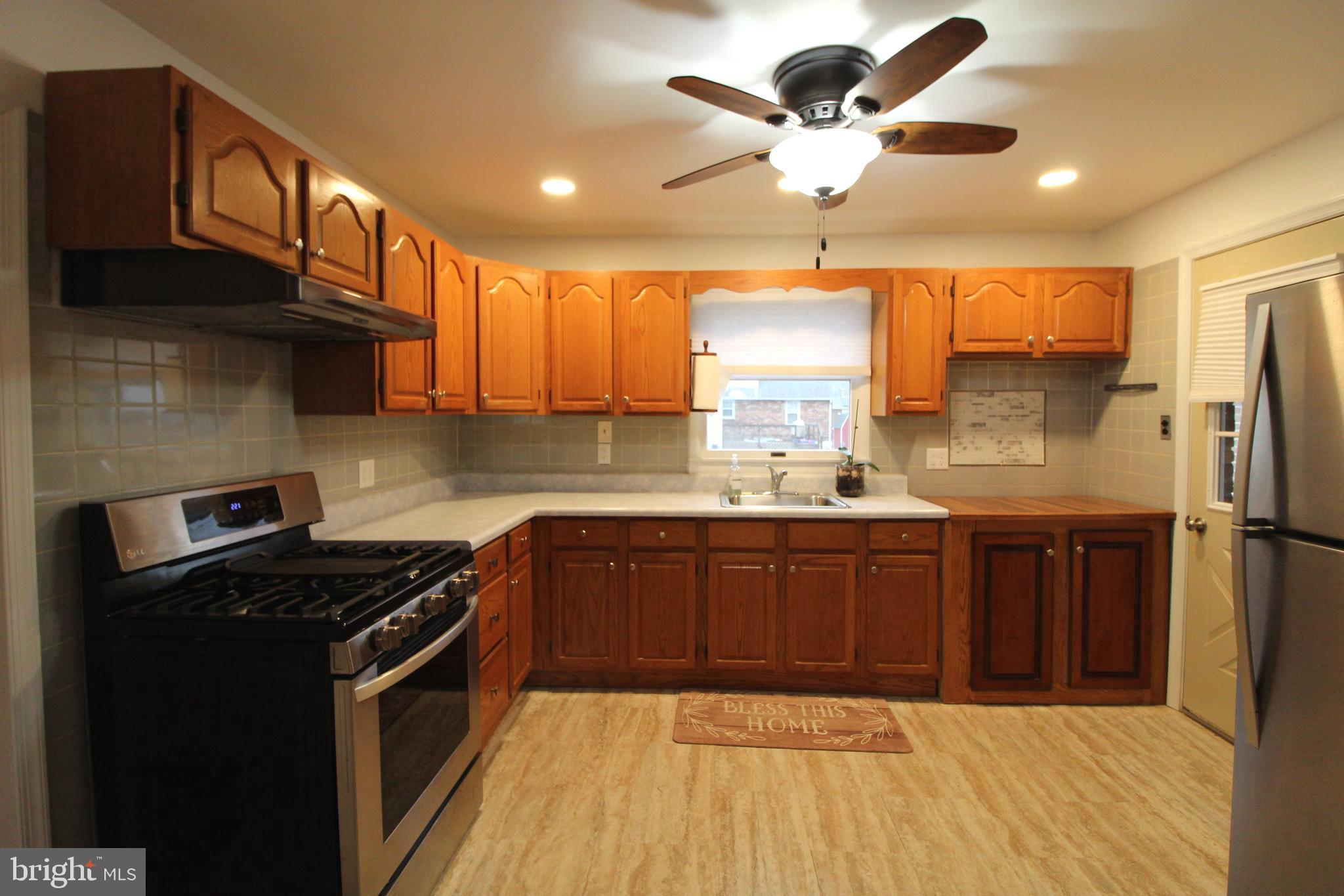 117 Murphy Road Wilmington, DE 19803 - Photo 7 of 18 Updated Kitchen with 5-burner gas range