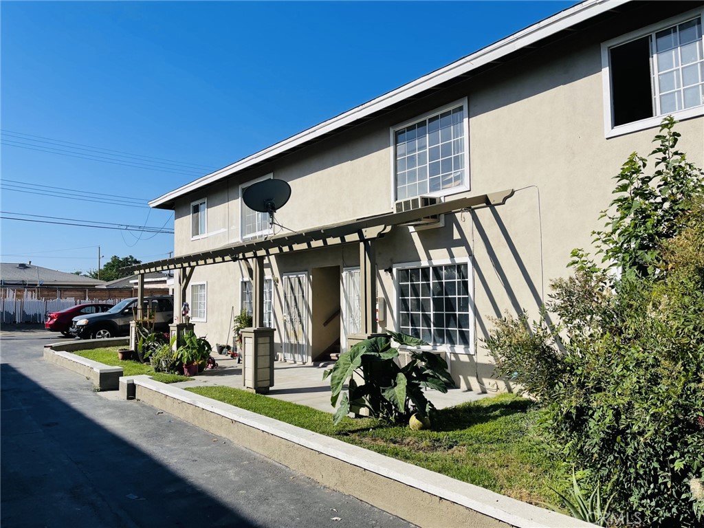 a view of a house with backyard and porch