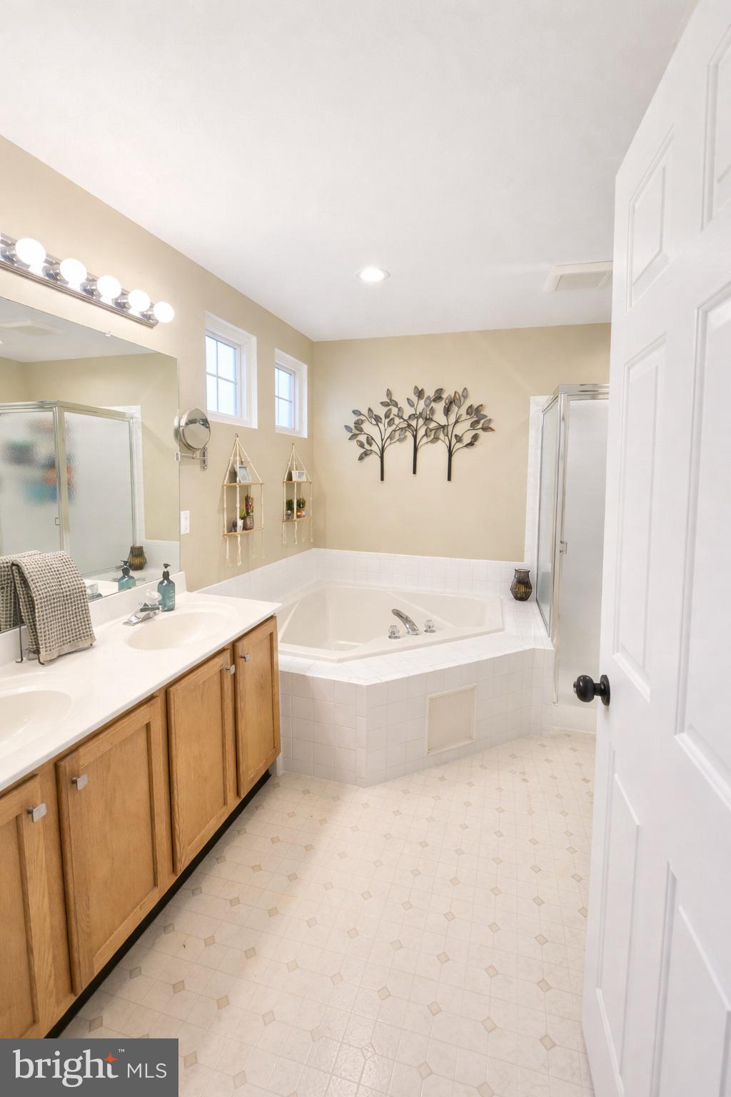 2033 Burnside Drive Frederick, MD 21702 - Photo 25 of 62 Primary Full Bathroom