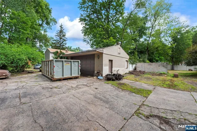 a view of a house with backyard and trees