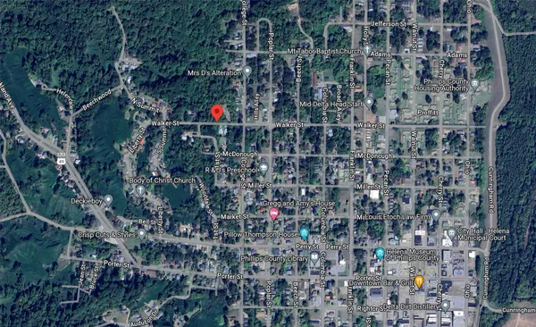 a view of entryway with a yard