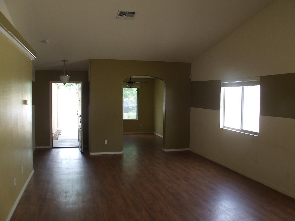 3331 West Fraktur Road Phoenix, AZ 85041 - Photo 5 of 10 Lving Room
