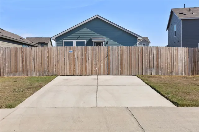 $1,600 | 210 Chapel Beck Drive, Kyle, TX 78640