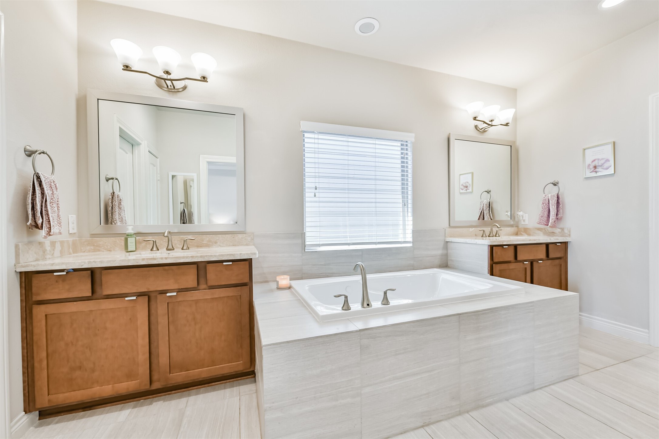 1321 Laird Street Houston, TX 77008 - Photo 12 of 25 Primary bath featuring his and her sinks, framed mirrors and large relaxing jetted tub.