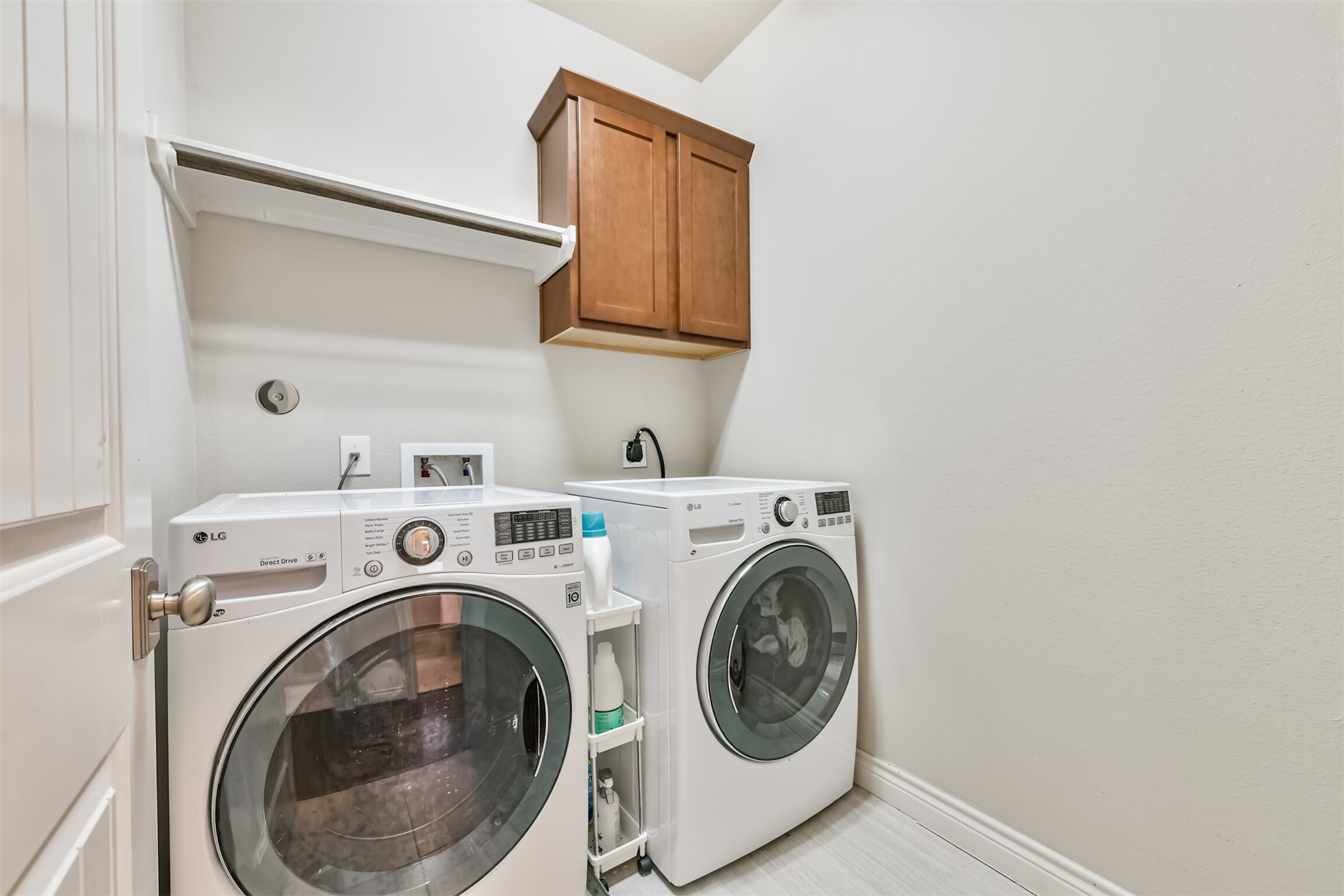 1321 Laird Street Houston, TX 77008 - Photo 20 of 25 Full size utility room serving the second floor.
