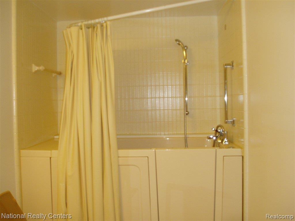 27330 Arborway Road, Unit 9 Southfield, MI 48033 - Photo 13 of 13 048.JPG