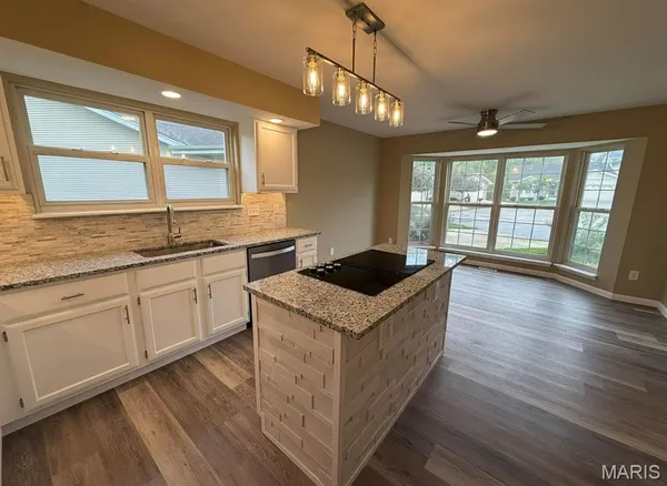 $374,900 | 904 Palmer Court, Unit 4, Lake St. Louis, MO 63367