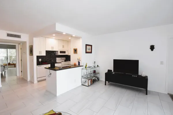 $2,000 | 4501 South Ocean Boulevard, Unit E5, Lantana, FL 33480