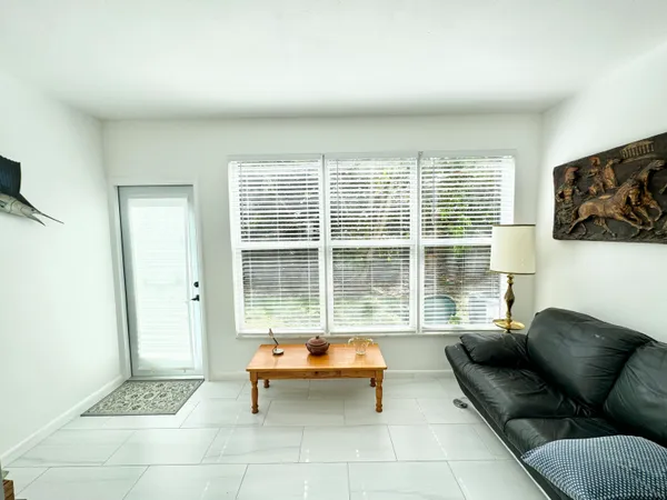 $2,000 | 4501 South Ocean Boulevard, Unit E5, Lantana, FL 33480