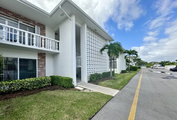 $2,000 | 4501 South Ocean Boulevard, Unit E5, Lantana, FL 33480
