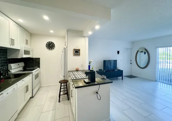 $2,000 | 4501 South Ocean Boulevard, Unit E5, Lantana, FL 33480