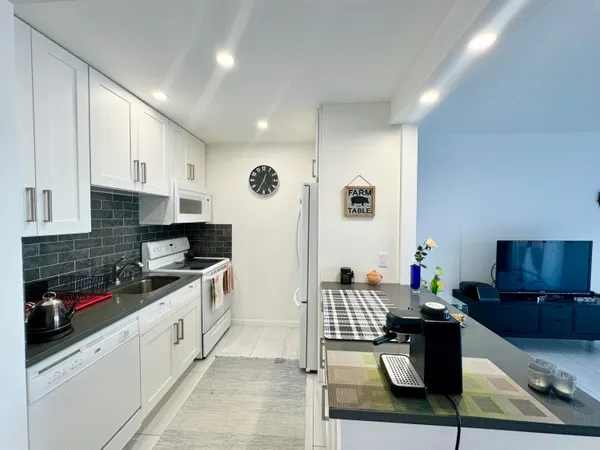 $2,000 | 4501 South Ocean Boulevard, Unit E5, Lantana, FL 33480