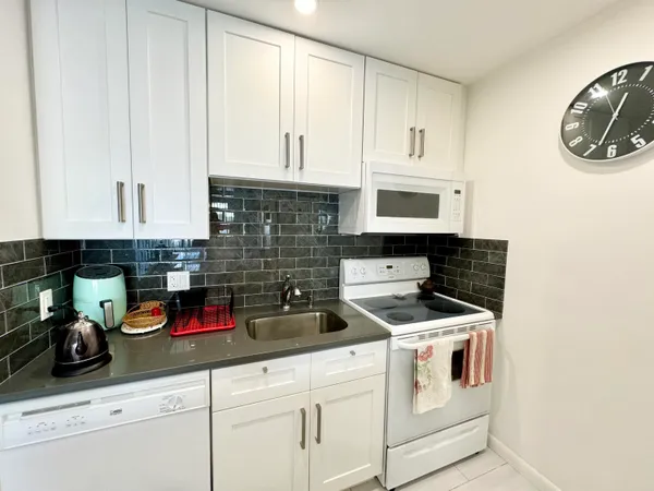 $2,000 | 4501 South Ocean Boulevard, Unit E5, Lantana, FL 33480