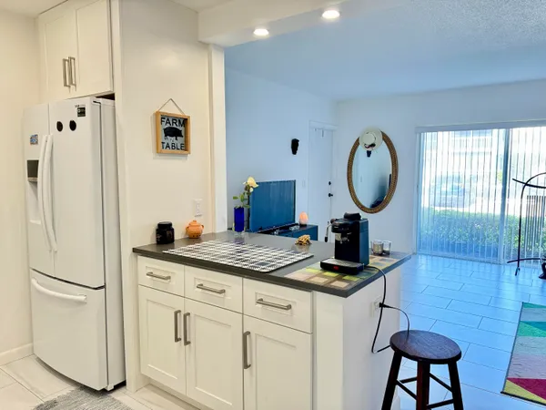 $2,000 | 4501 South Ocean Boulevard, Unit E5, Lantana, FL 33480