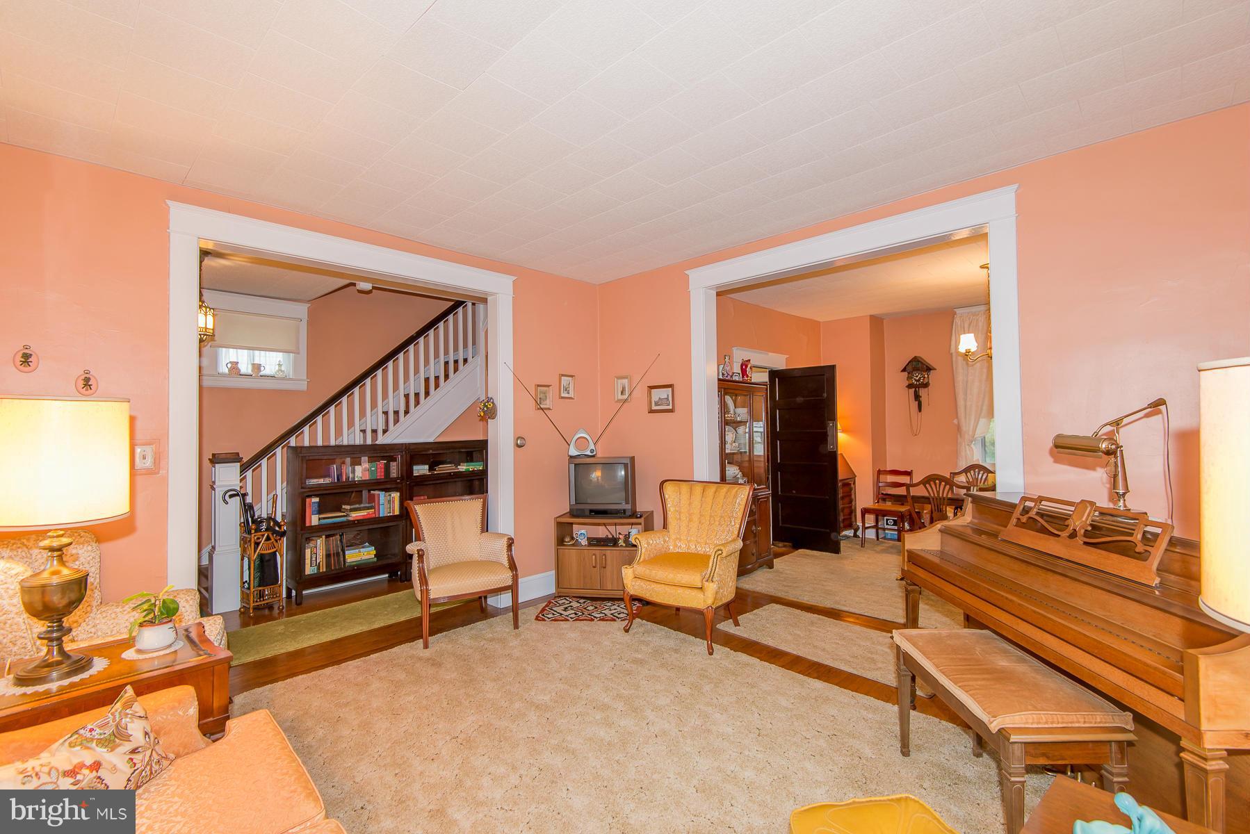 44 Ridge Road Catonsville, MD 21228 - Photo 4 of 14 Living Room