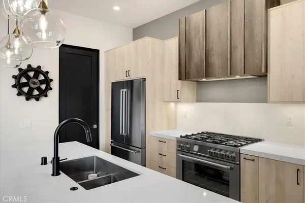 $1,628,000 | 756 West 19th Street, Unit B, Costa Mesa, CA 92627