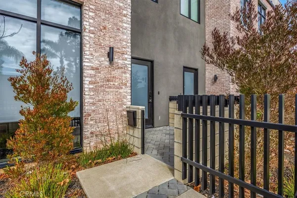 $1,628,000 | 756 West 19th Street, Unit B, Costa Mesa, CA 92627