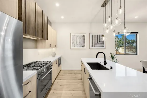 $1,628,000 | 756 West 19th Street, Unit B, Costa Mesa, CA 92627
