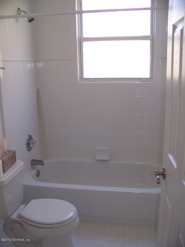 9761 Kline Road Jacksonville, FL 32246 - Photo 34 of 71 a bathroom with a toilet and a bathtub