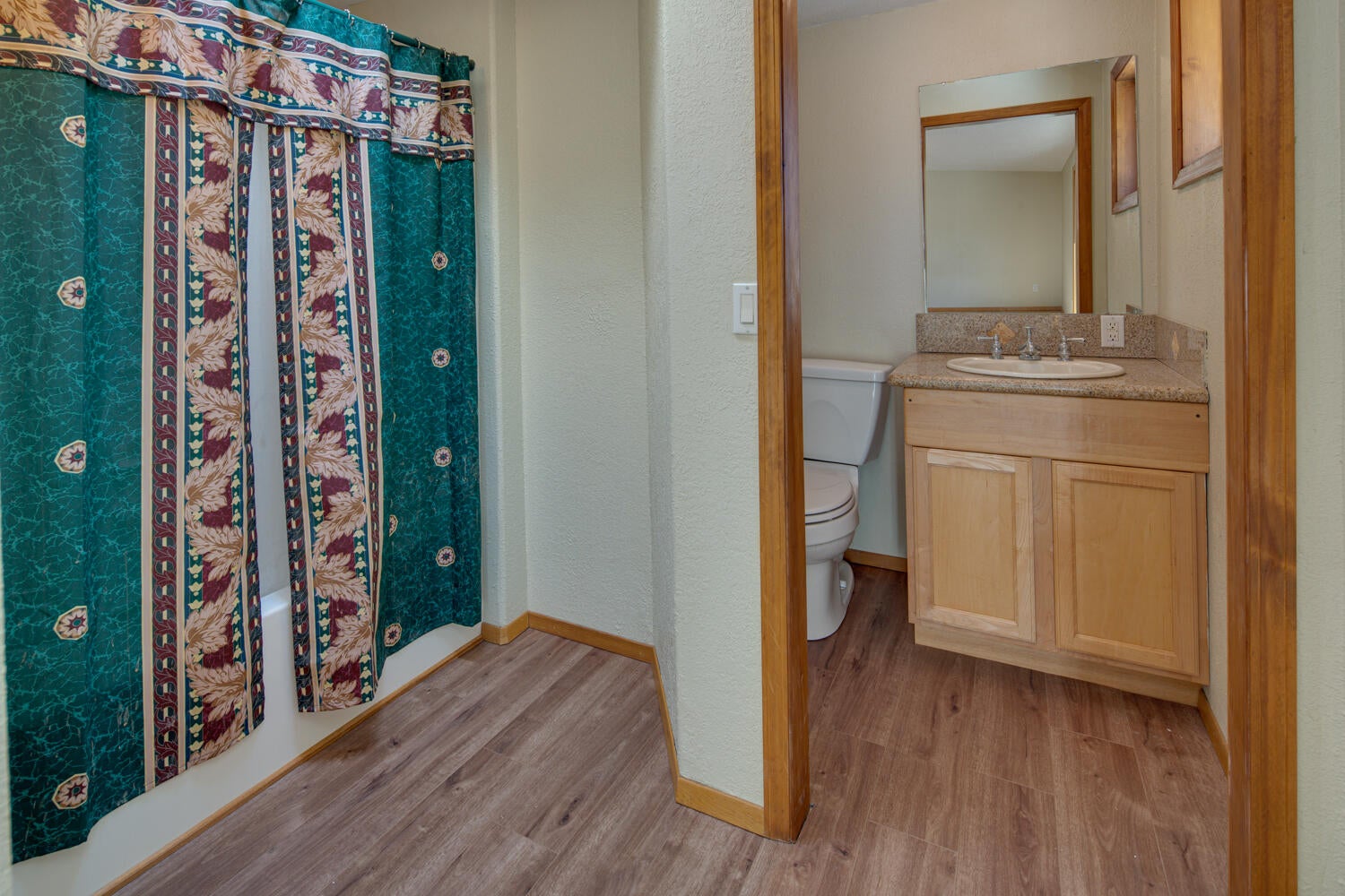 19333 Baker Road Bend, OR 97702 - Photo 22 of 49 2nd primary bathroom.