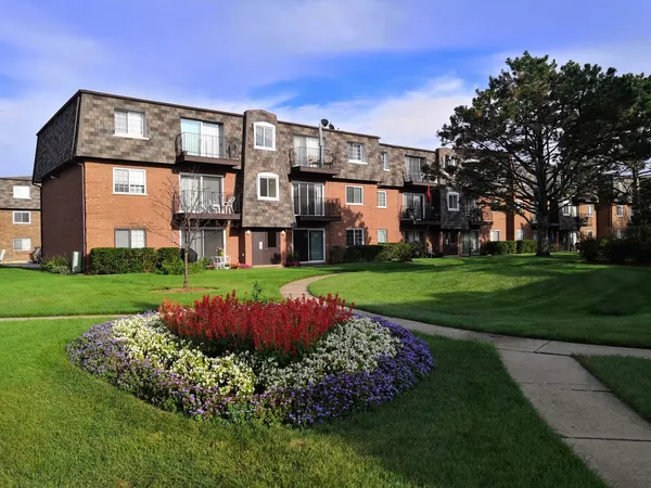 $1,695 | 9368 Bay Colony Drive, Unit 2S, Des Plaines, IL 60016