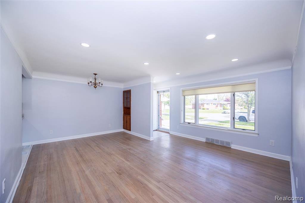 5646 Cambourne Road Dearborn Heights, MI 48127 - Photo 13 of 42