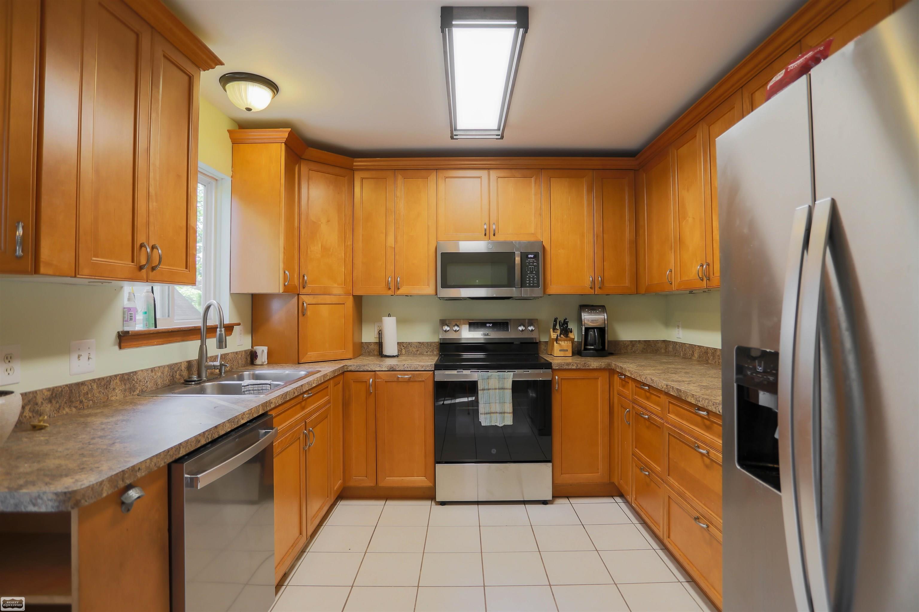 3045 Emmons Avenue Rochester, MI 48307 - Photo 6 of 41 50156055-aec67a9e-8ea5-437d-9359-850c11dd2b22.JPG