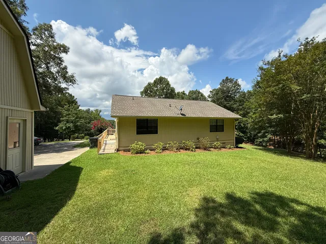 a view of a house with a yard