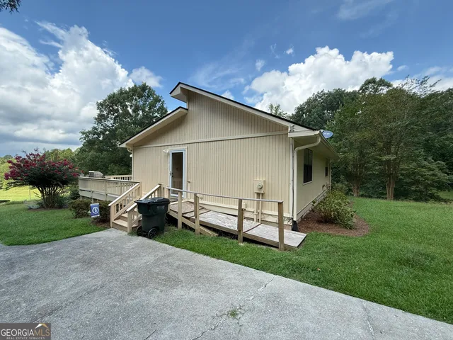 a view of a house with backyard and garden