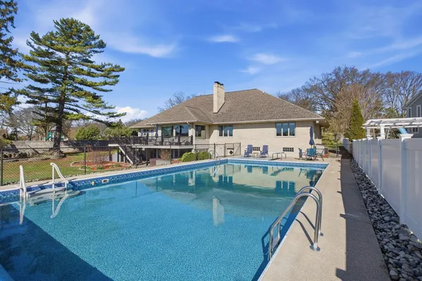 $1,150,000 | 530 Glenwood Avenue, Muskegon, MI 49445