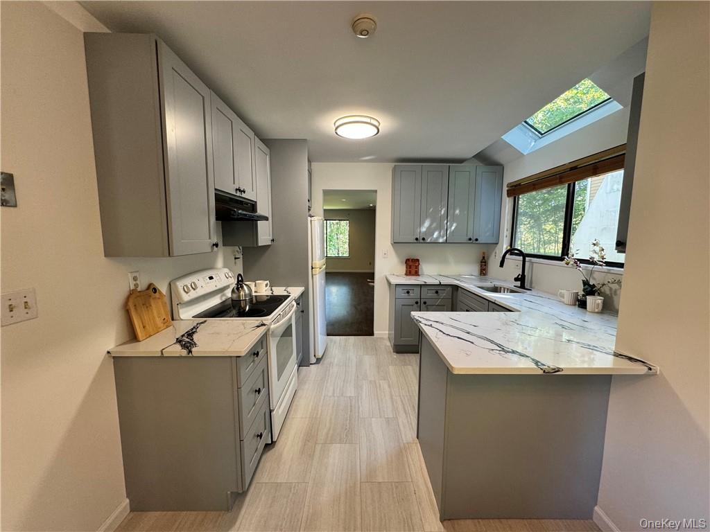 17 Rambling Brook Road Chappaqua, NY 10514 - Photo 6 of 32 Kitchen flows beautifully into spacious dining and living room