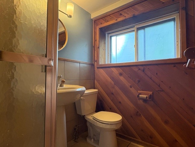 617 Busse Road Mount Prospect, IL 60056 - Photo 15 of 22 a bathroom with a toilet and a sink