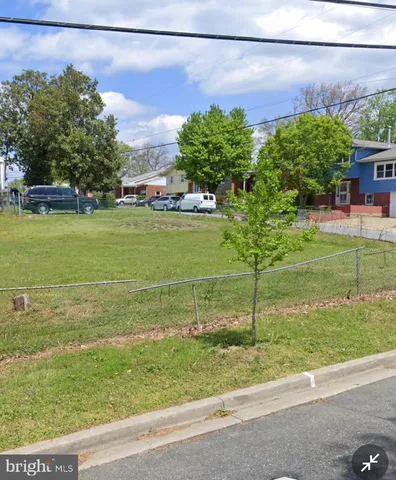 a view of a back yard