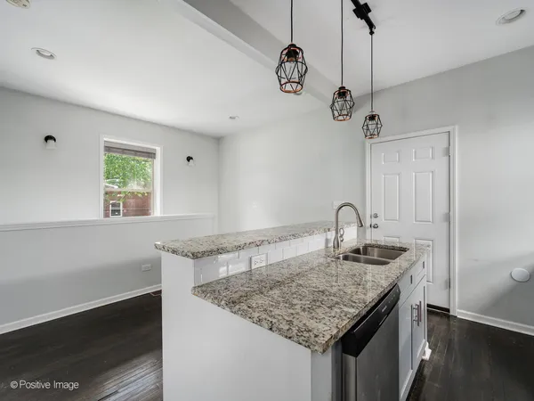 $3,750 | 5134 North Oakley Avenue, Unit 1R, Chicago, IL 60625