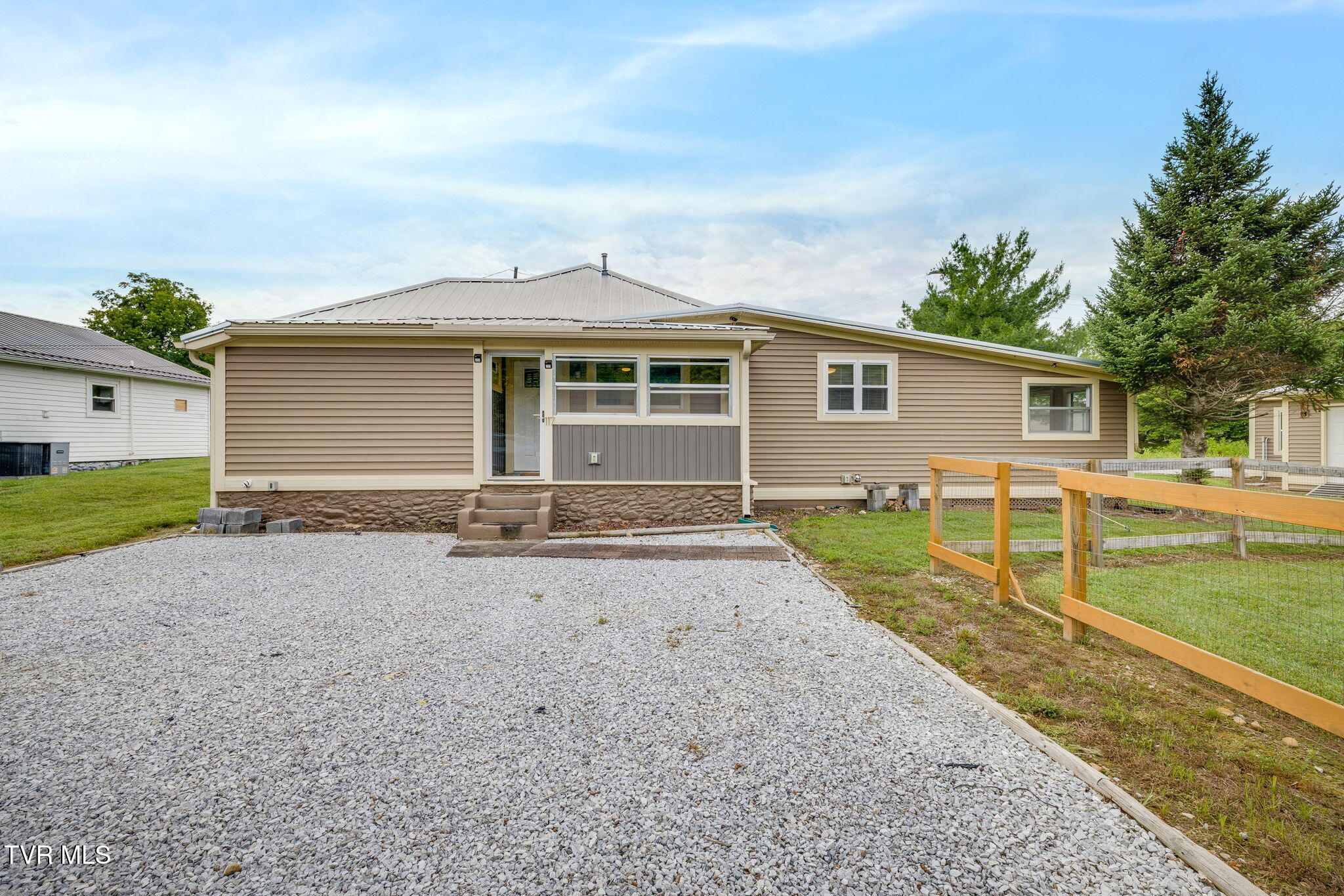 117 Sam Rogers Road Erwin, TN 37650 - Photo 5 of 31 001