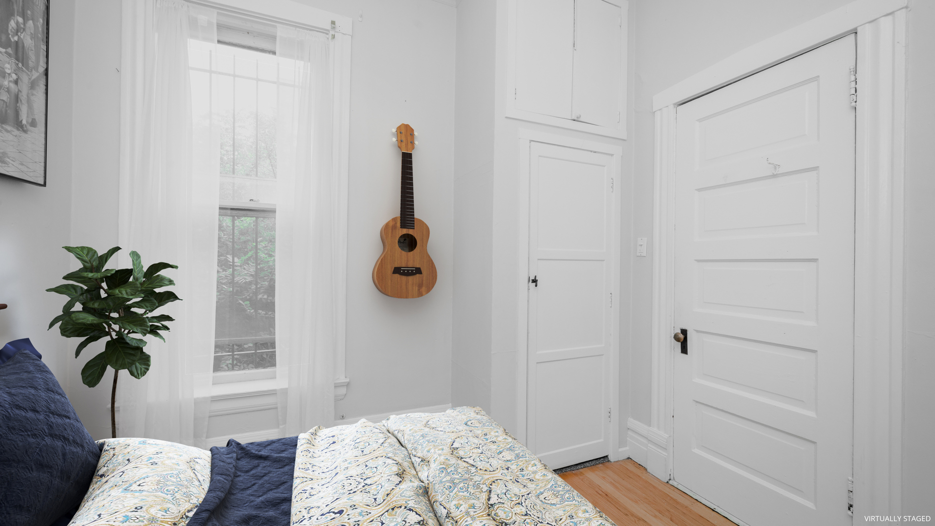 622 West Briar Place, Unit 1 Chicago, IL 60657 - Photo 11 of 20 a bedroom with a bed and a window