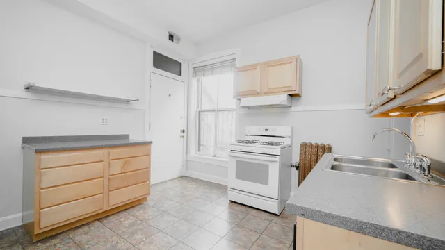 $4,650 | 622 West Briar Place, Unit 1, Chicago, IL 60657