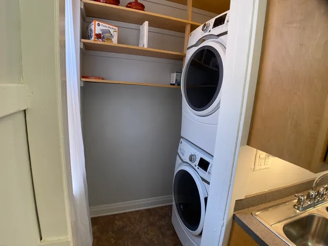 $4,650 | 622 West Briar Place, Unit 1, Chicago, IL 60657