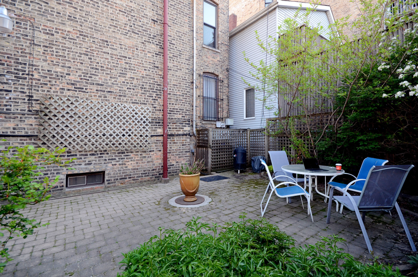 622 West Briar Place, Unit 1 Chicago, IL 60657 - Photo 18 of 20 a backyard of a house with outdoor seating