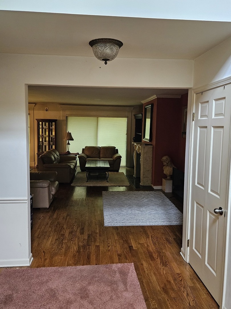 3912 Dundee Road Northbrook, IL 60062 - Photo 3 of 11