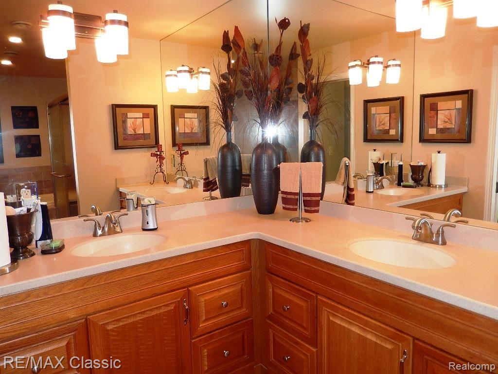 36722 Valley Ridge Drive Farmington Hills, MI 48331 - Photo 18 of 33