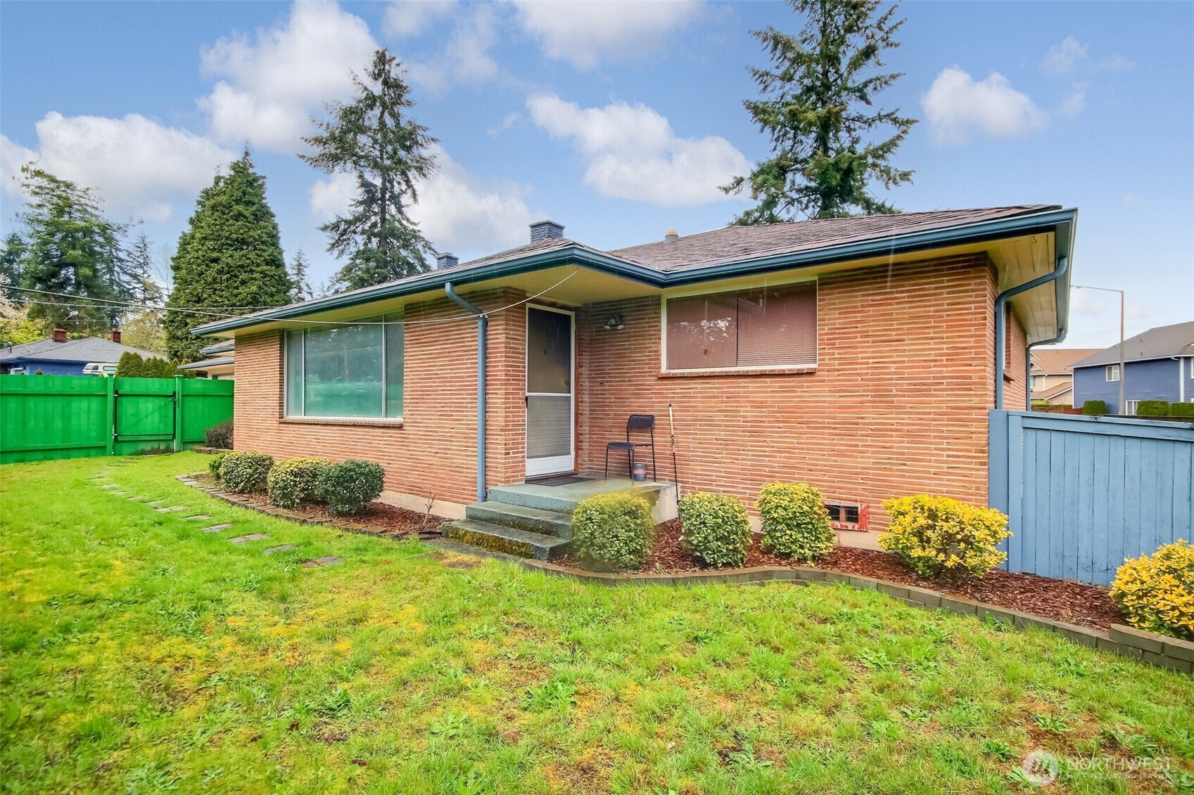 810 Southwest 356th Street Federal Way, WA 98023 - Photo 1 of 40 a front view of a house with garden