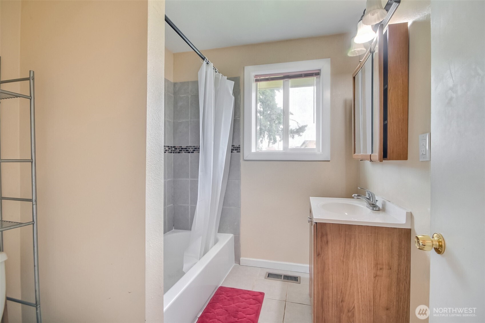 810 Southwest 356th Street Federal Way, WA 98023 - Photo 28 of 40 a bathroom with a bathtub sink and a mirror